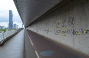 Reichsbrucke üzerindeki vandalizm örneği