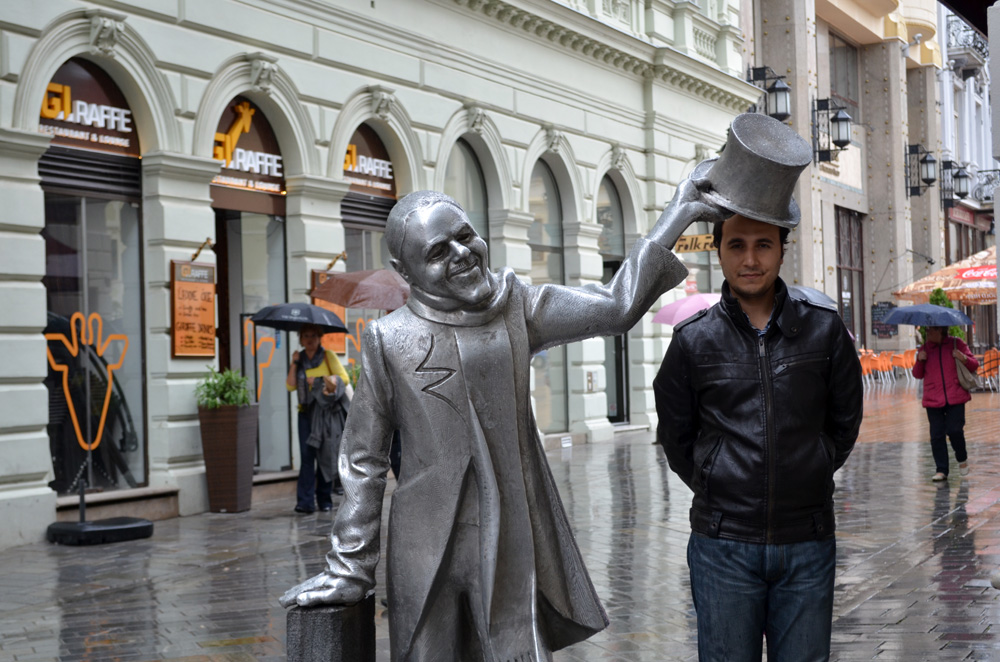 Şapkalı adam heykeli