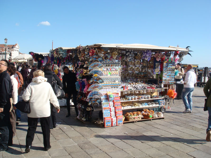 San Marco yakınlarındaki hediyelik eşya dükkanları