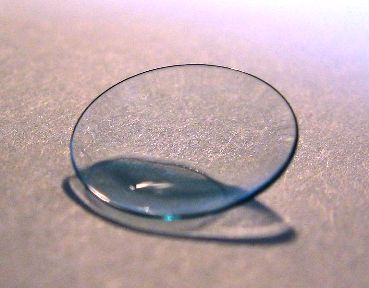 Oksijen geçiren bir düzeltici lens